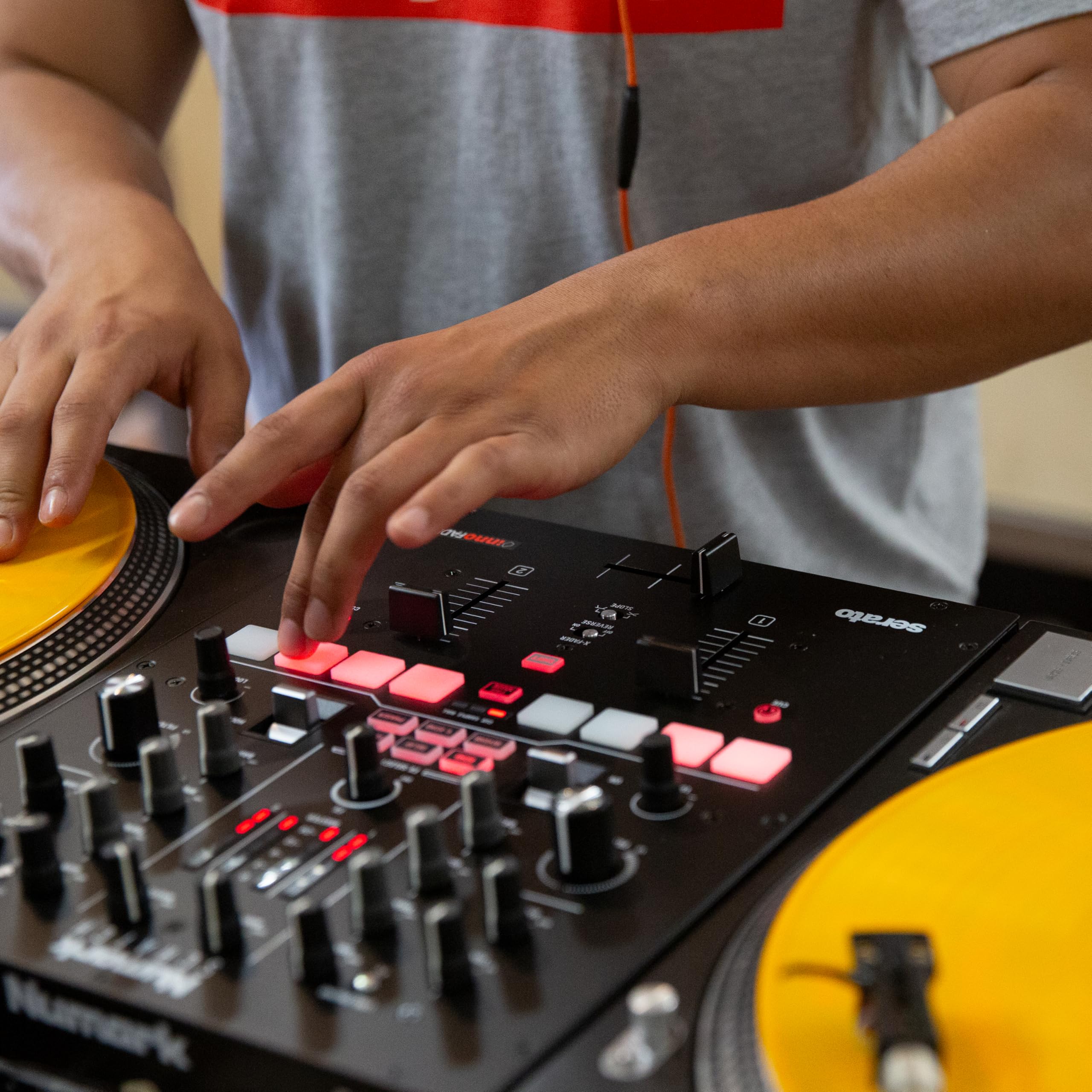 numark-scratch-mezclador-dj-de-2-canales-para-serato-dj-pro-con-innofader image 4